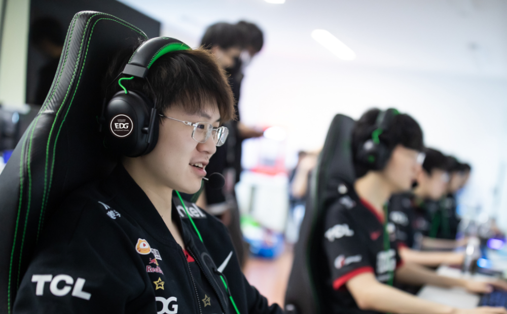 门兴格拉德巴赫训练开放日；关键时刻遗憾出局引欢呼；CBA季后赛在即；细节决定成败(门兴格拉德巴赫足球俱乐部官网)